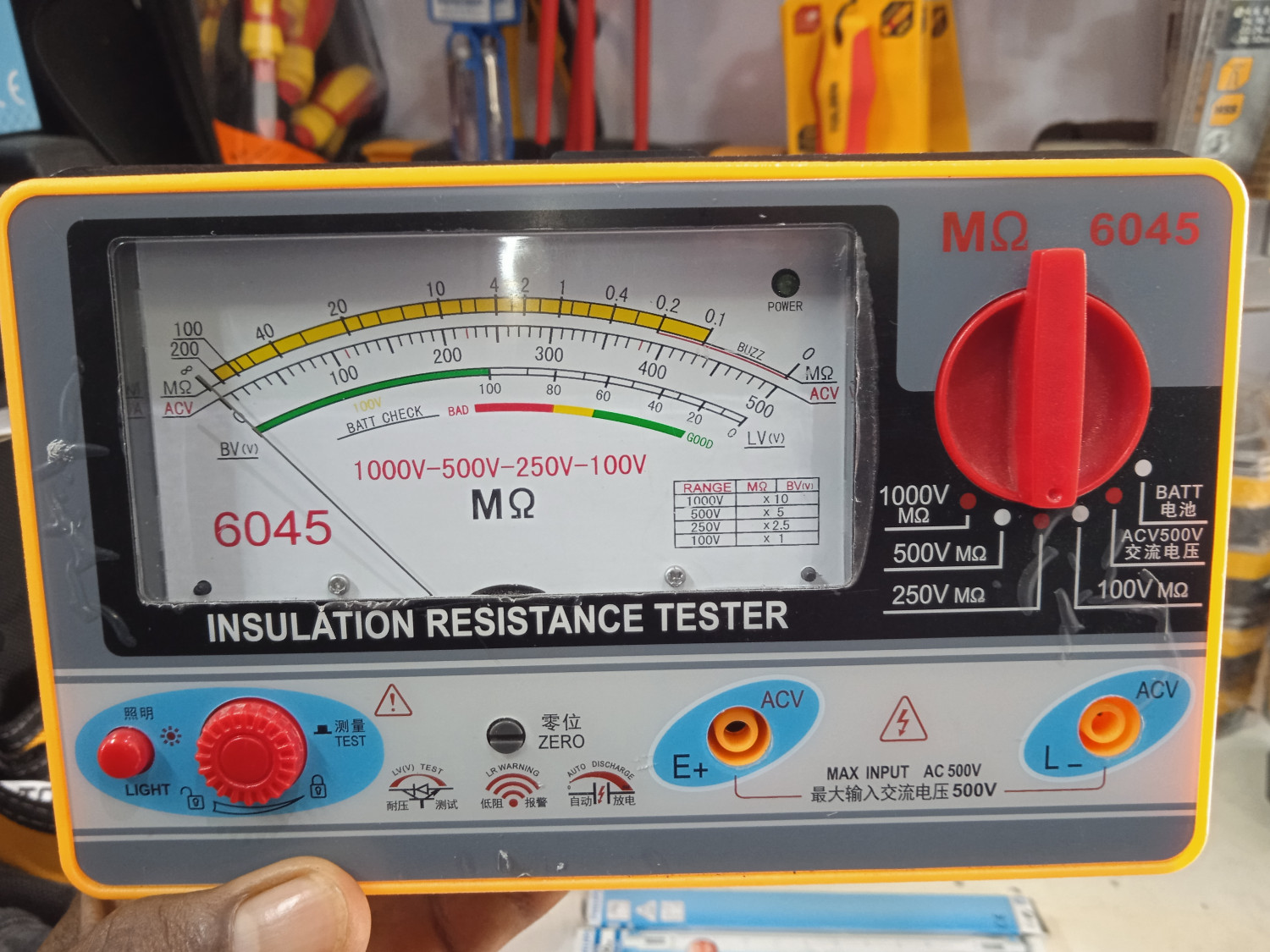 Megóhmetro / Medidor de resistencia de tierra TY 6045.